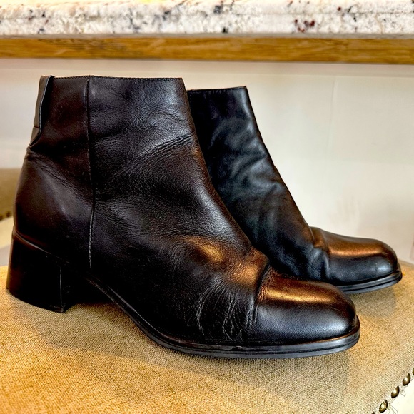 Markon Shoes - Vintage Women’s Black Leather Ankle Boots. Two inch Heel. Size 8M